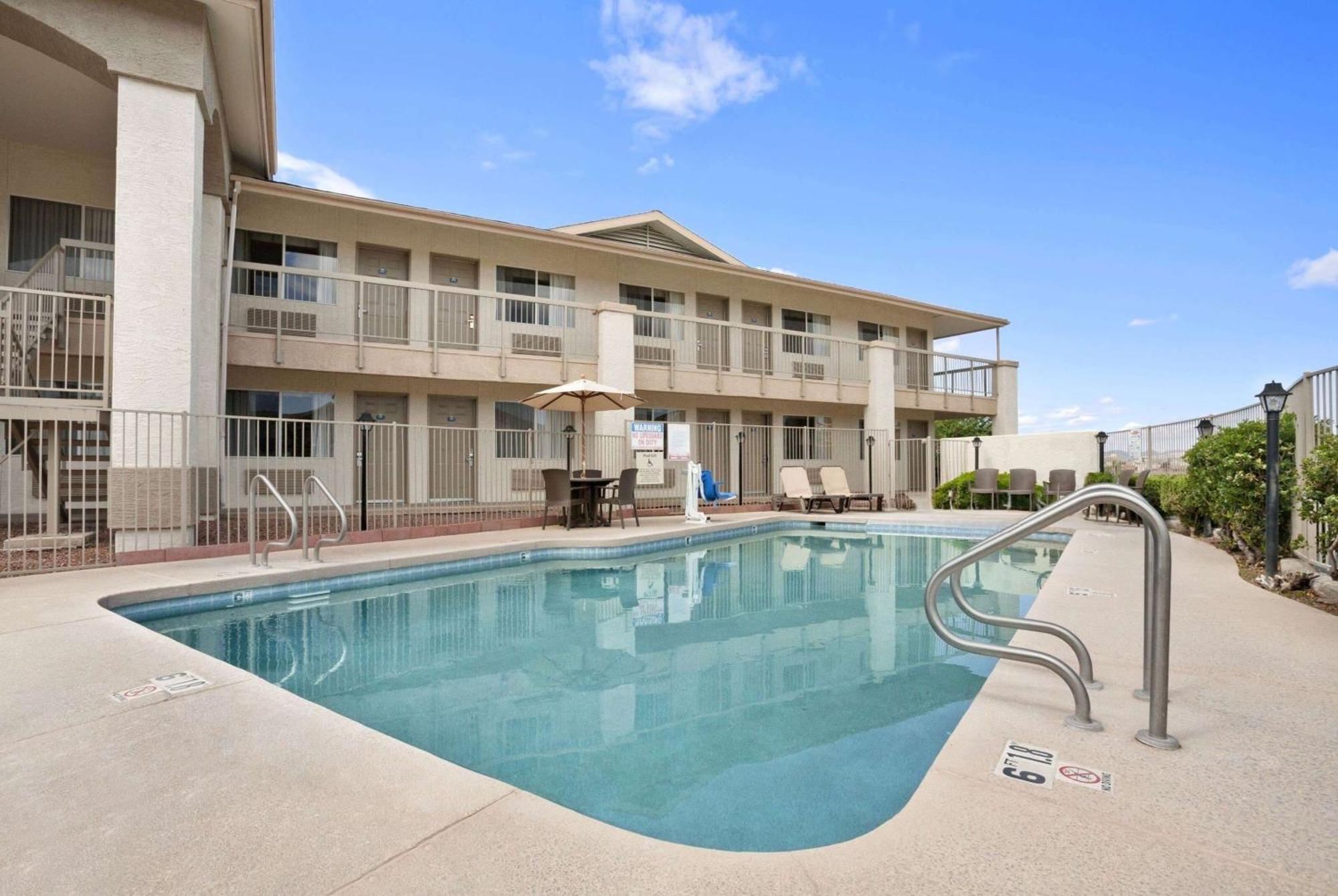 Days Inn By Wyndham Globe Exterior foto
